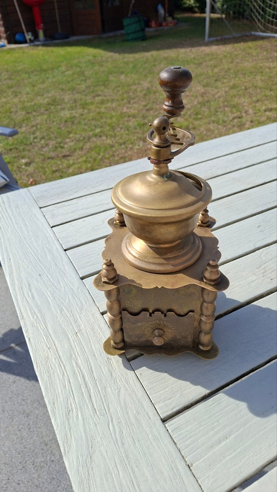 koperen koffiemolen, Enlèvement