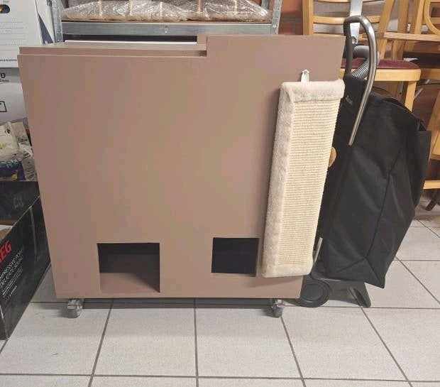◼️Houten kattenkast op wieltjes met krabmat opzij, Ophalen, Zo goed als nieuw