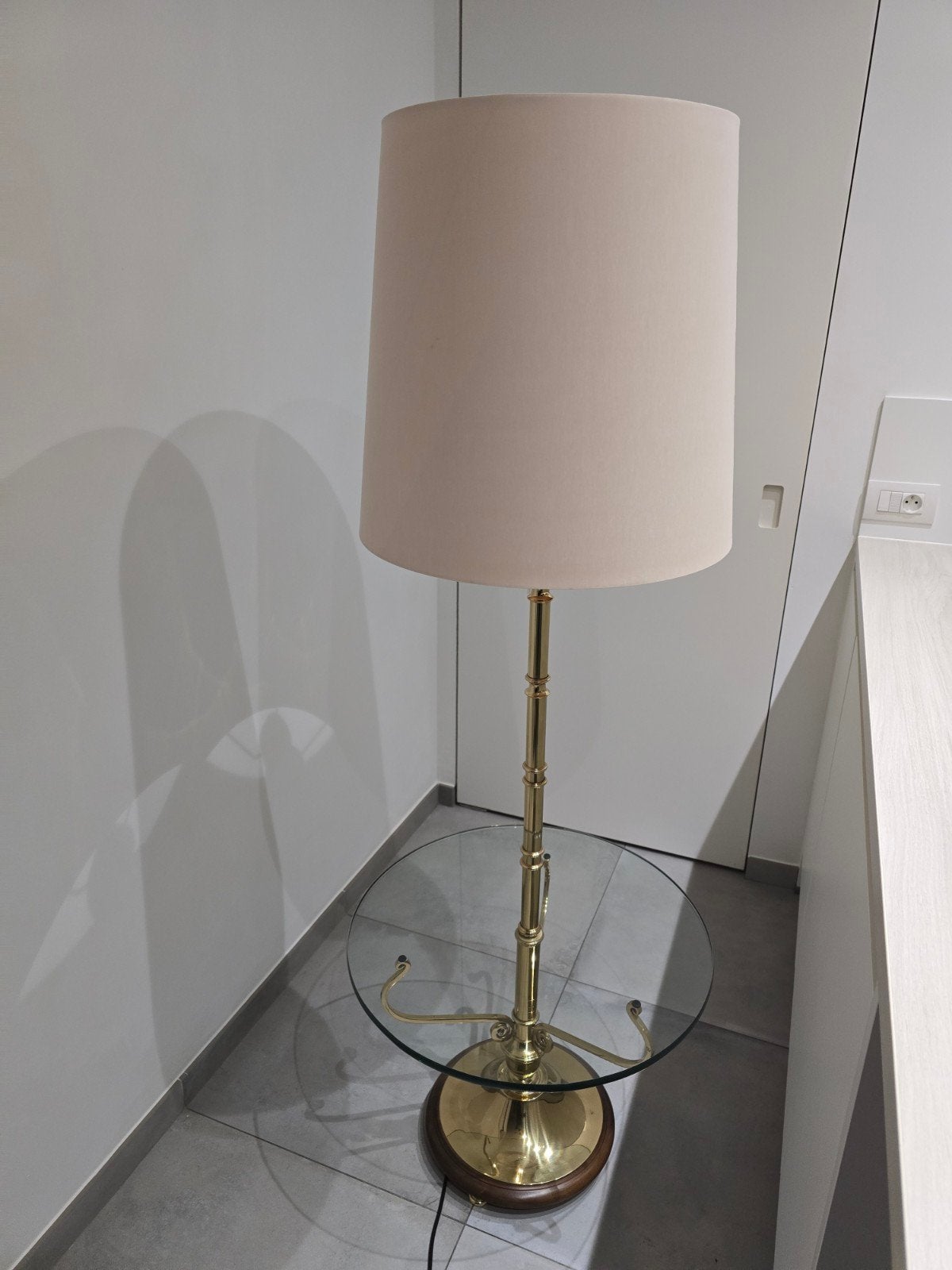 Elegante VALENTÍ staande lamp met geïntegreerde glazen tafel, Ophalen, Metaal, Design