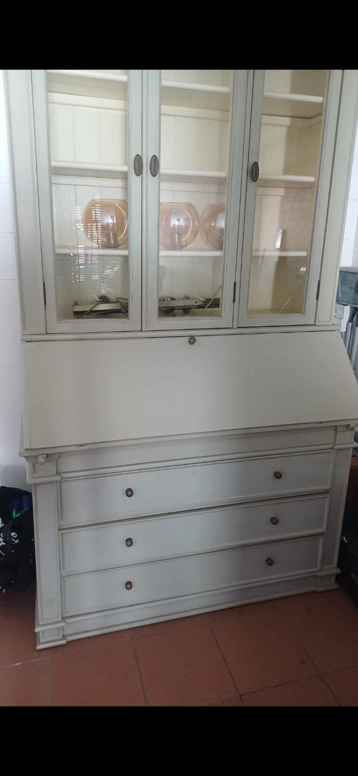 Bureau vitrine kast, Ophalen