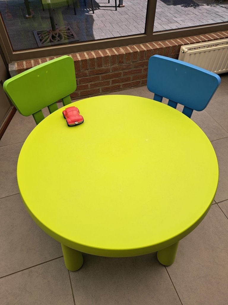 table pour enfants avec 2 chaises, Enfants & Bébés, Enlèvement, Utilisé