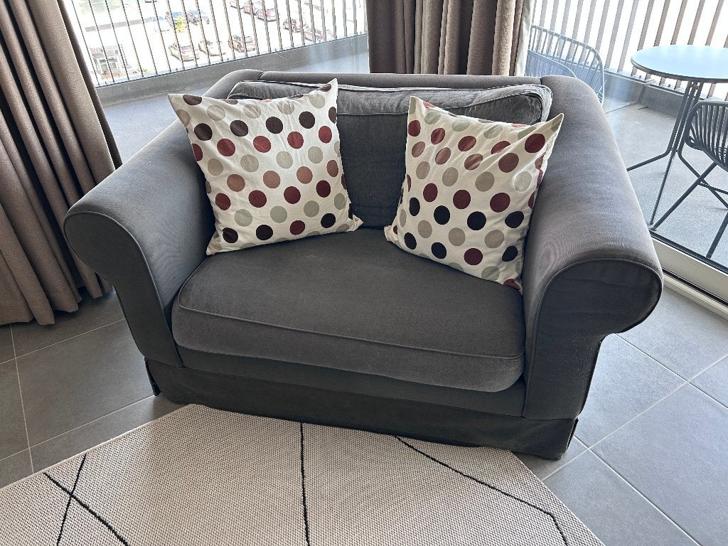 Comfortabele Grijze Loveseat / Ruime Fauteuil 145 cm, Ophalen, Gebruikt, Diepe, zachte zitting met ronde, klassieke armleuningen