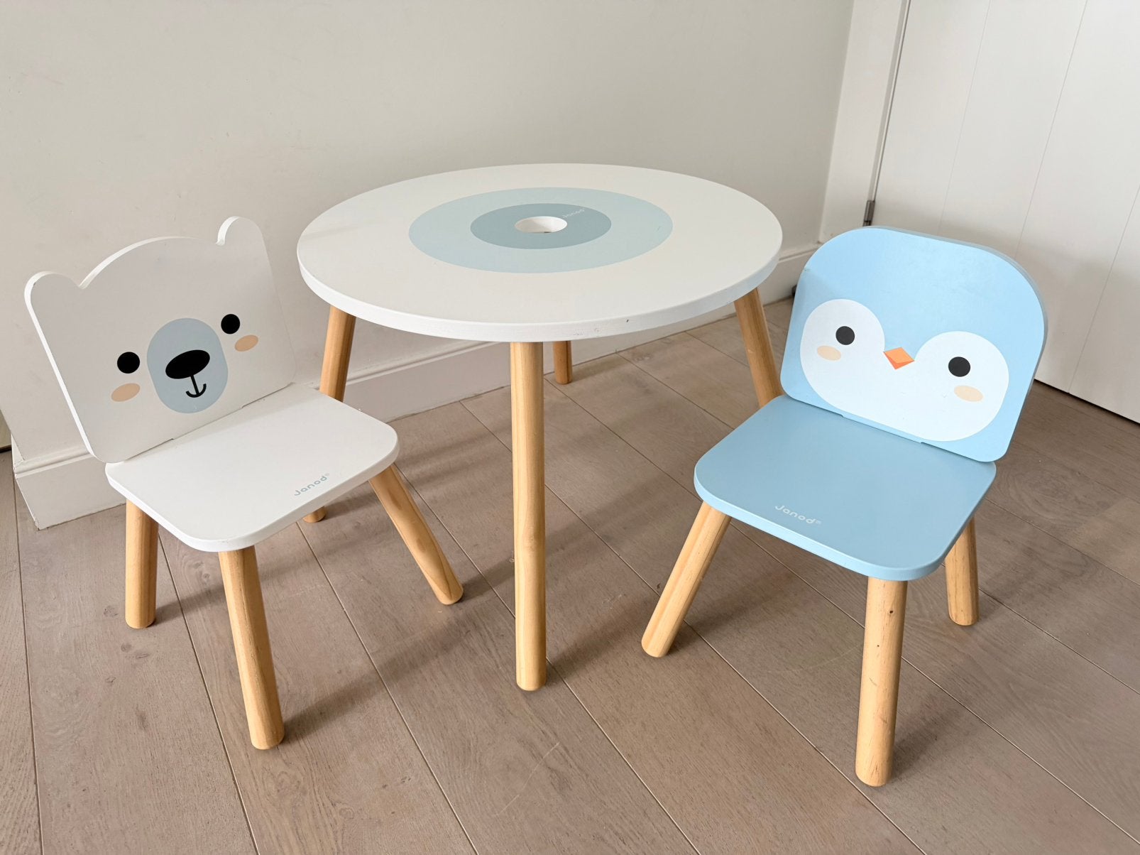 Janod Polar kindertafel met 2 stoeltjes (IJsbeer & Pinguïn), Kinderen en Baby's, Ophalen, Zo goed als nieuw