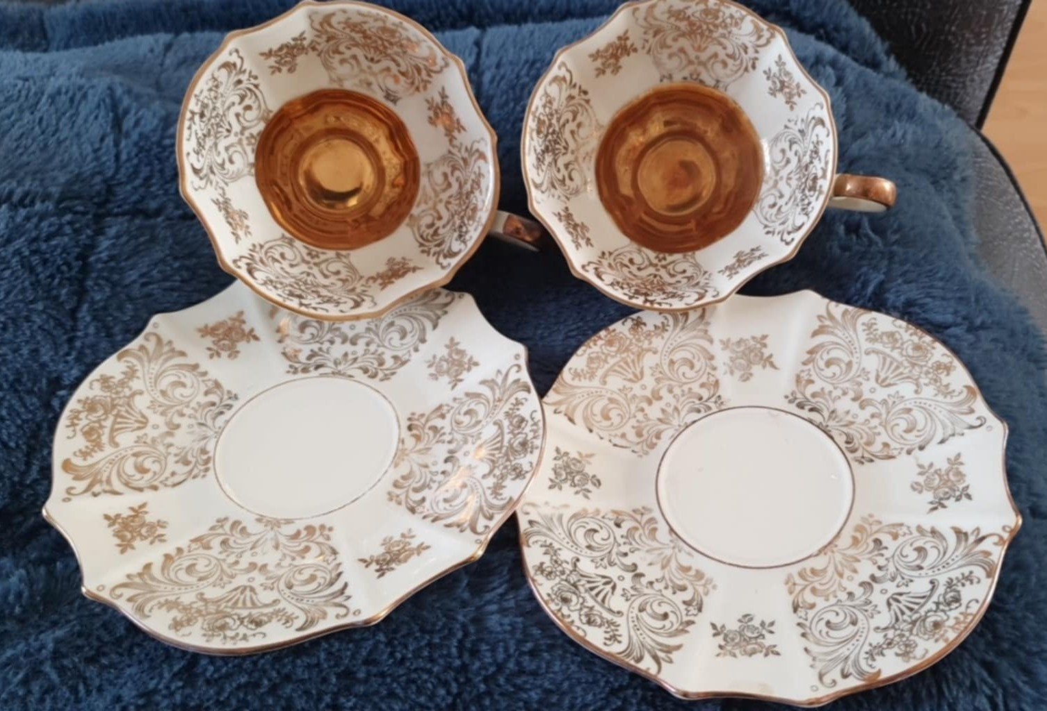 Antique. 
24 tasses et soucoupes Bavaria Chic en or Karaté., Antiquités & Art, Envoi