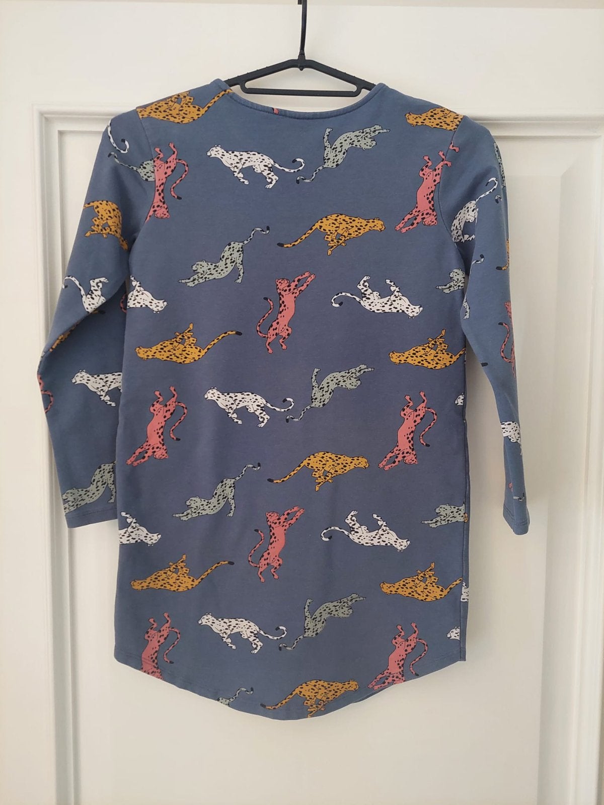 Kleedje blauw panter print maat 122 128, Enfants & Bébés, Vêtements enfant | Autre, Enlèvement, Utilisé