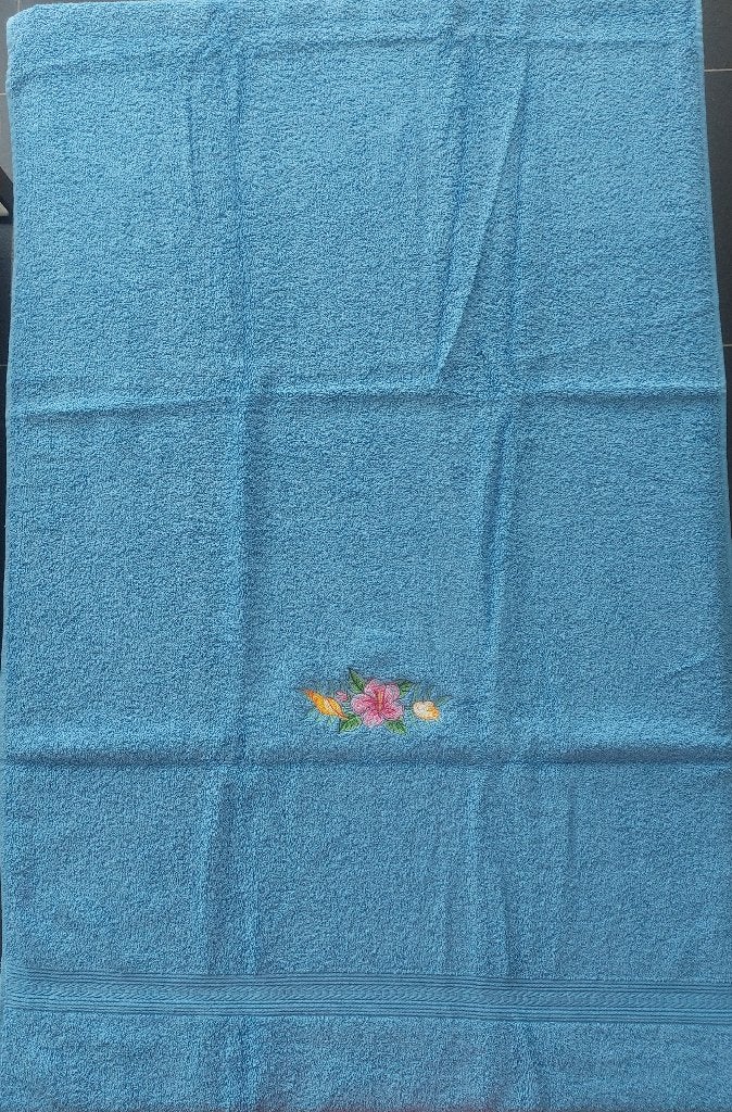 Drap de bain bleu vif brodé avec une fleur d'hibiscus, Maison & Meubles, Neuf, Autres marques, Enlèvement ou Envoi, Drap de bain