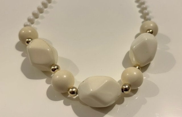 Witte halsketting met kralen, Handtassen en Accessoires, Ophalen of Verzenden, Zo goed als nieuw, Wit
