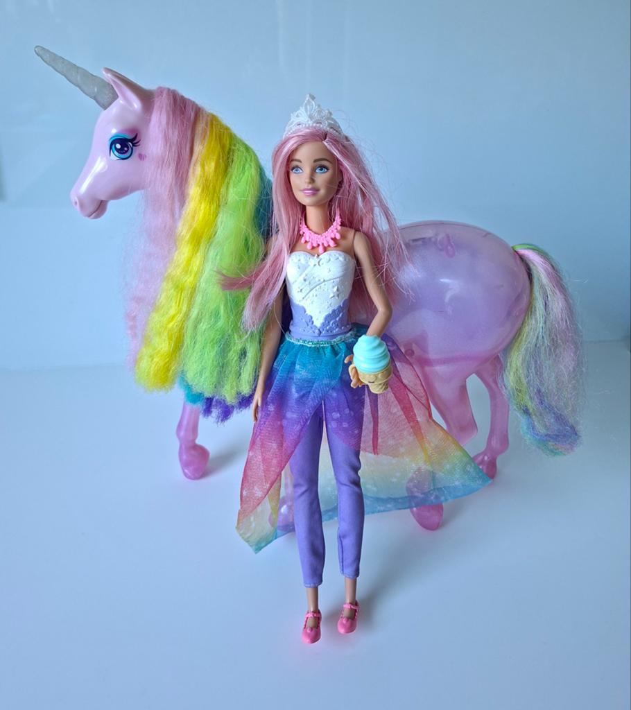 Dreamtopia Barbie met roze eenhoorn, Kinderen en Baby's, Speelgoed | Poppen, Ophalen of Verzenden, Barbie