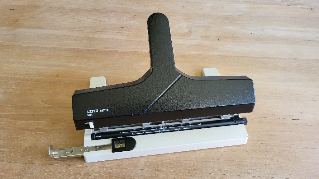 Perforator LEITZ AKTO 5114 Heavy Duty Metal 4 gaats, Ophalen, Zo goed als nieuw