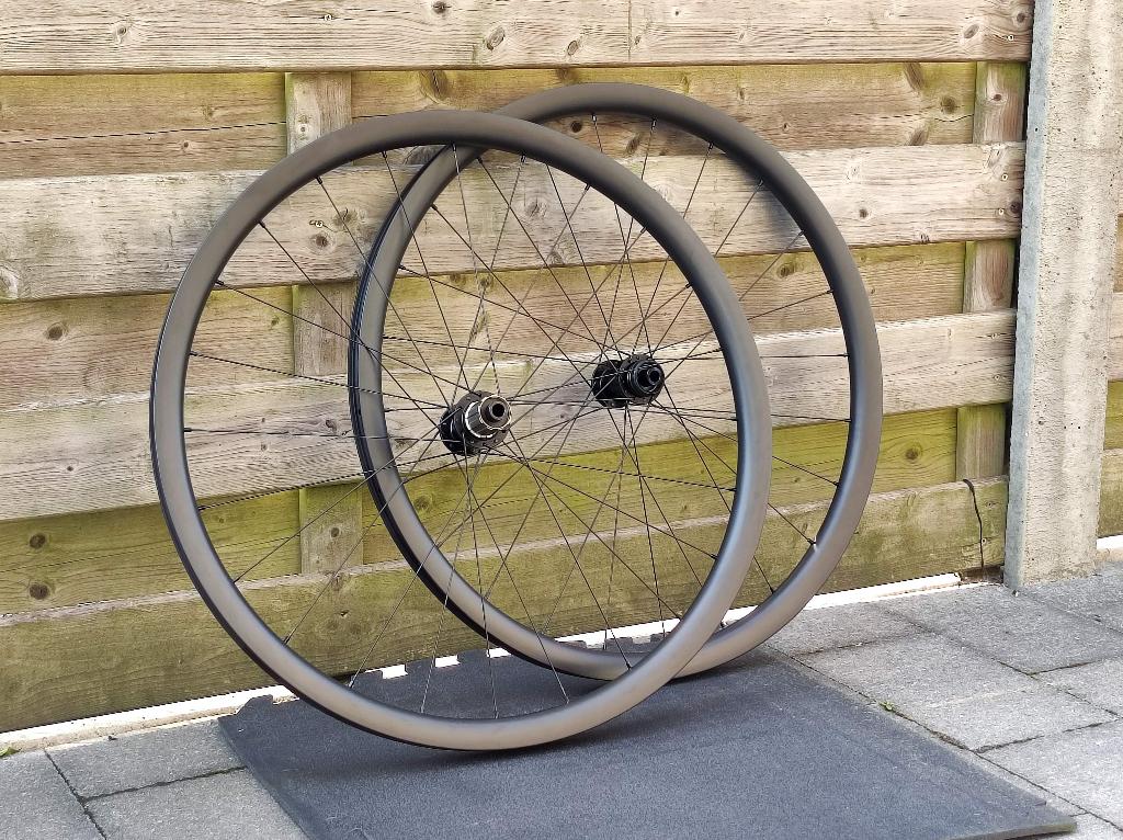 Nieuwe handgespaakte carbon gravel/race wielen. Amper 1285gr, Fietsen en Brommers, Wiel, Nieuw, Racefiets, Ophalen of Verzenden