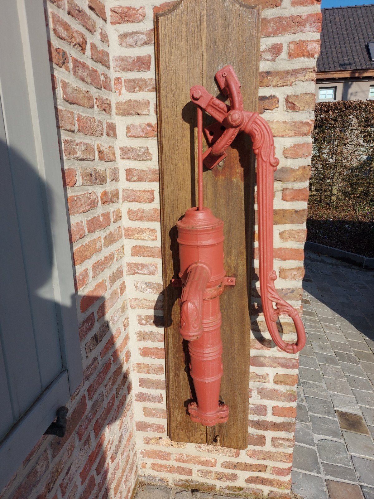 Decoratieve pomp met stenen bak, Ophalen