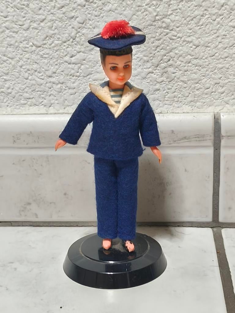 Vintage pop gekleed in een origineel marine-uniform (1976), Verzamelen, Verzenden, Gebruikt, Mens