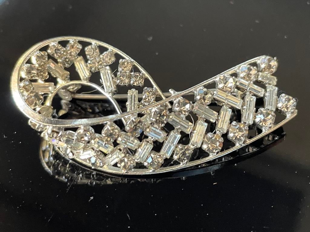 Vintage broche met strass steentjes, 4 tot 7 cm, Ophalen of Verzenden, Zo goed als nieuw, Zilver