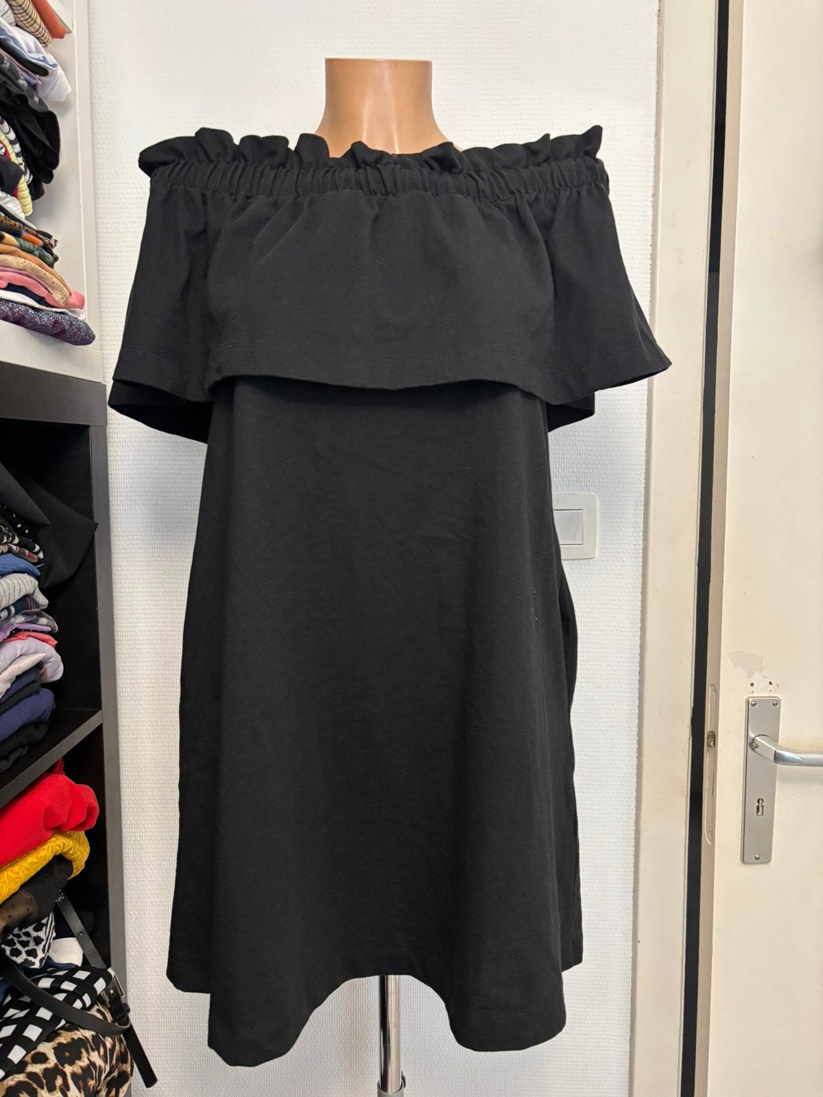 Nieuwe zwarte jurk met open schouders, Kleding | Dames, Ophalen of Verzenden, Nieuw, Maat 36 (S), Zwart