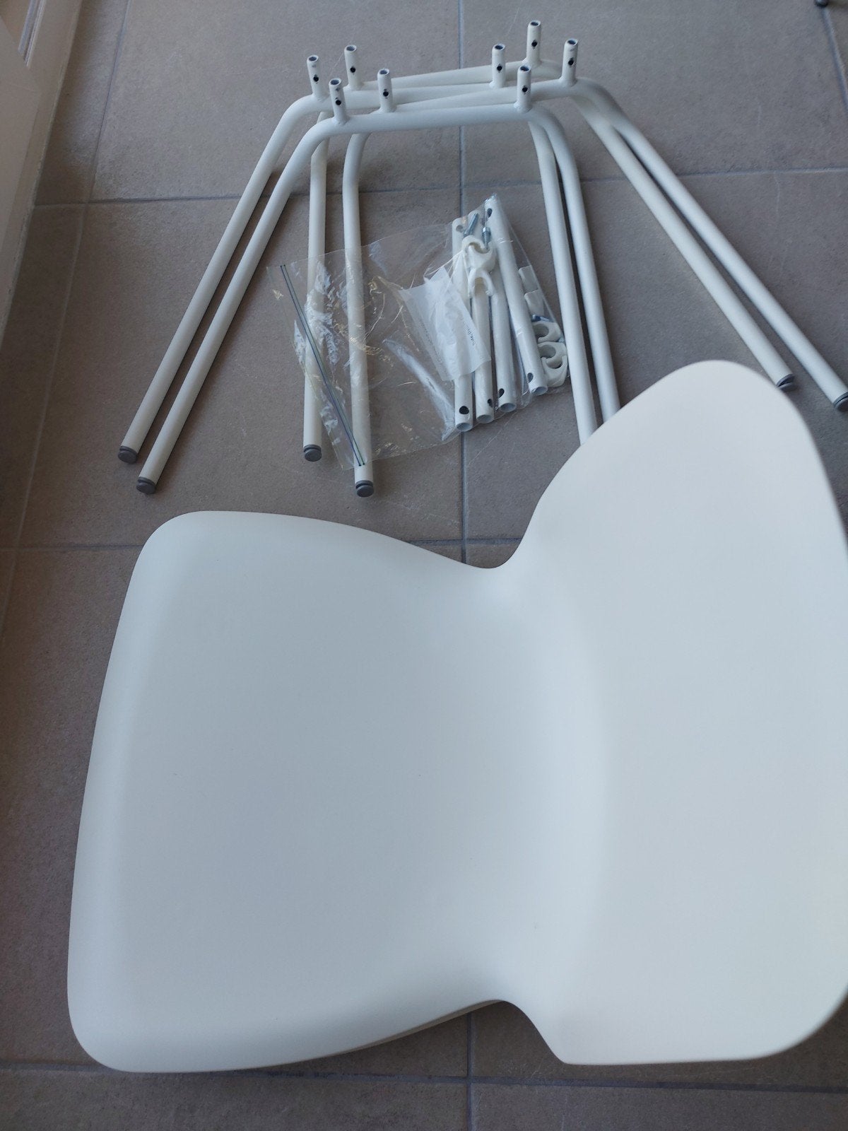 2 chaises de table blanches, Maison & Meubles, Chaises, Comme neuf, Enlèvement, Blanc, Modern
