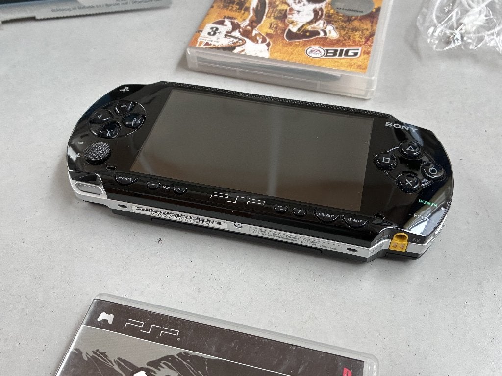 Sony PSP-1004 Value Pack, zelden gebruikt + 6 complete games, Consoles de jeu & Jeux vidéo, Enlèvement ou Envoi, Comme neuf