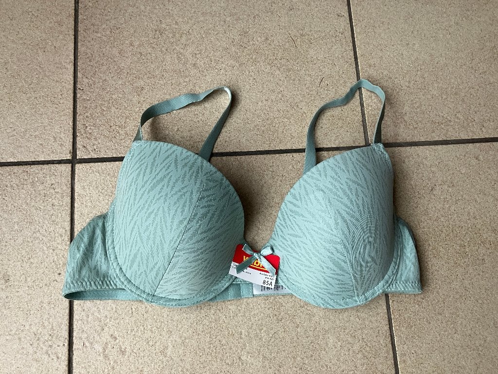 Nieuwe soort groenkleurige BH Maat 85A, Kleding | Dames, Ondergoed en Lingerie, Ophalen of Verzenden, BH
