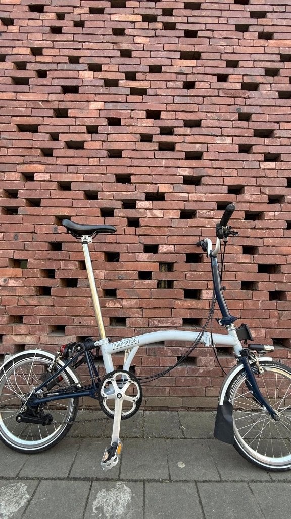 Brompton M6R gris-bleu 6 vitesses éclairage usb parfait état, Vélos & Vélomoteurs, Vitesses, Frein sur jante, Brompton, Comme neuf