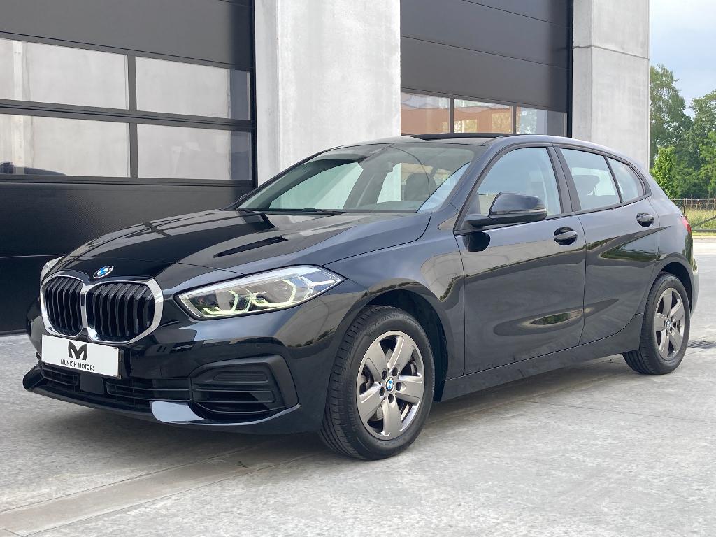 BMW 116i /LED/Sport int./.../2 Jaar Garantie, Auto's, BMW, Voorwielaandrijving, Leder en Stof, 5 deurs, 3 cilinders