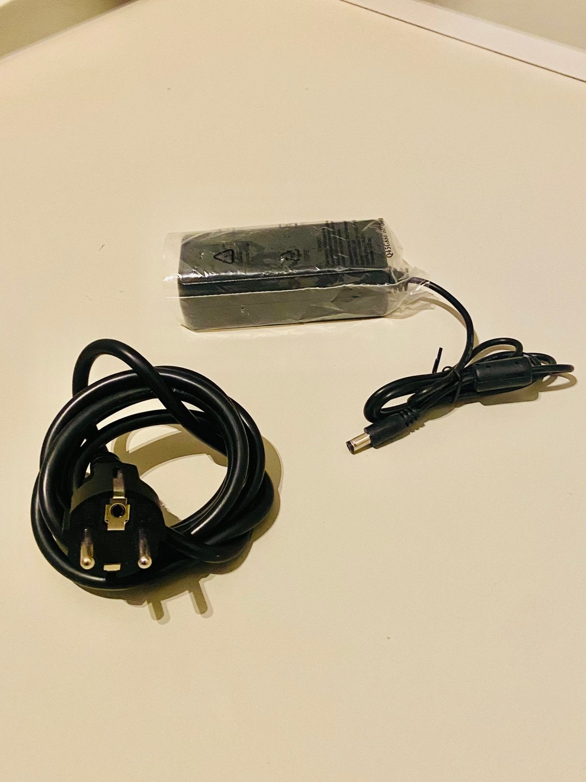 Nooit gebruikte 45W oplader met een DCbarreljack aansluiting, TV, Hi-fi & Vidéo, Enlèvement ou Envoi, Neuf, Moins de 2 mètres