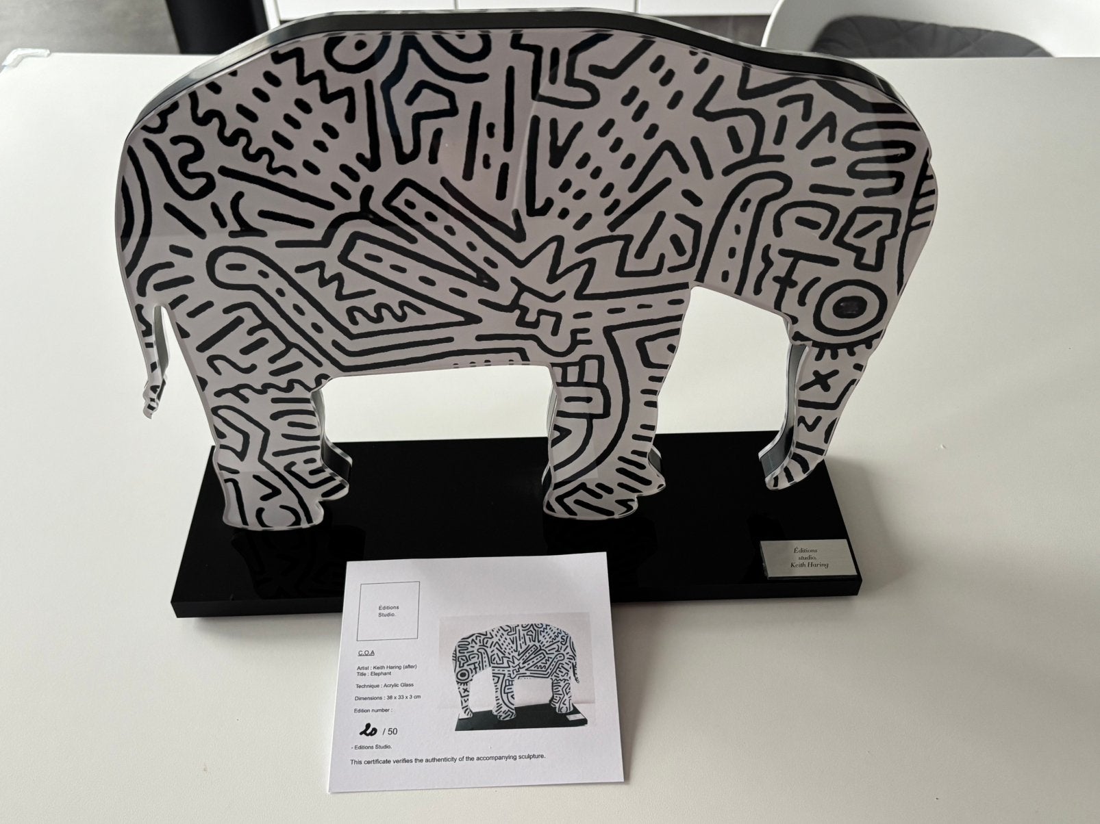 Gelimiteerd beeld Keith Haring, Antiek en Kunst, Kunst | Designobjecten, Ophalen of Verzenden, Beeld, Grijs, Genummerd