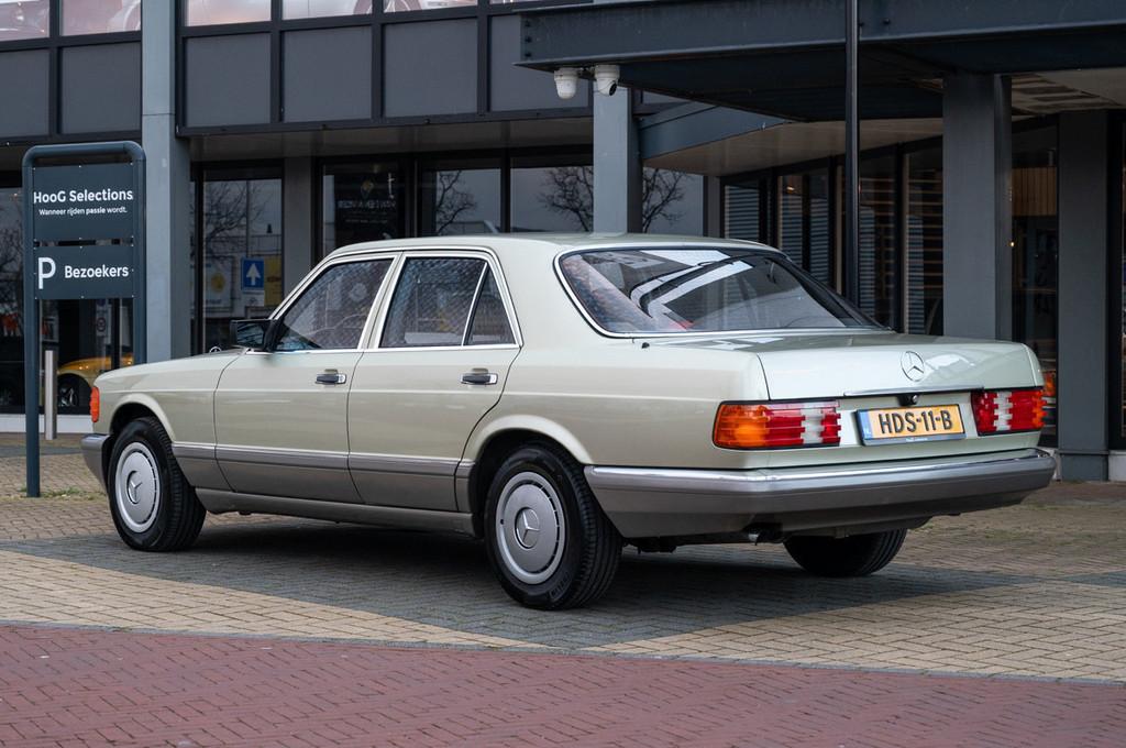 Mercedes-Benz S-Klasse 260 SE (bj 1986, automaat), Auto's, Oldtimers, Stof, Beige, Mercedes-Benz, Bedrijf
