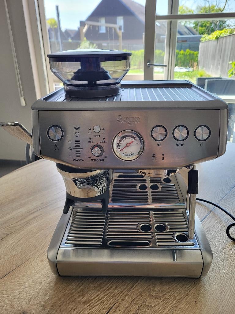 Sage Barista express Impress, Machine à espresso, Réservoir d'eau amovible, Café en grains, 2 à 4 tasses