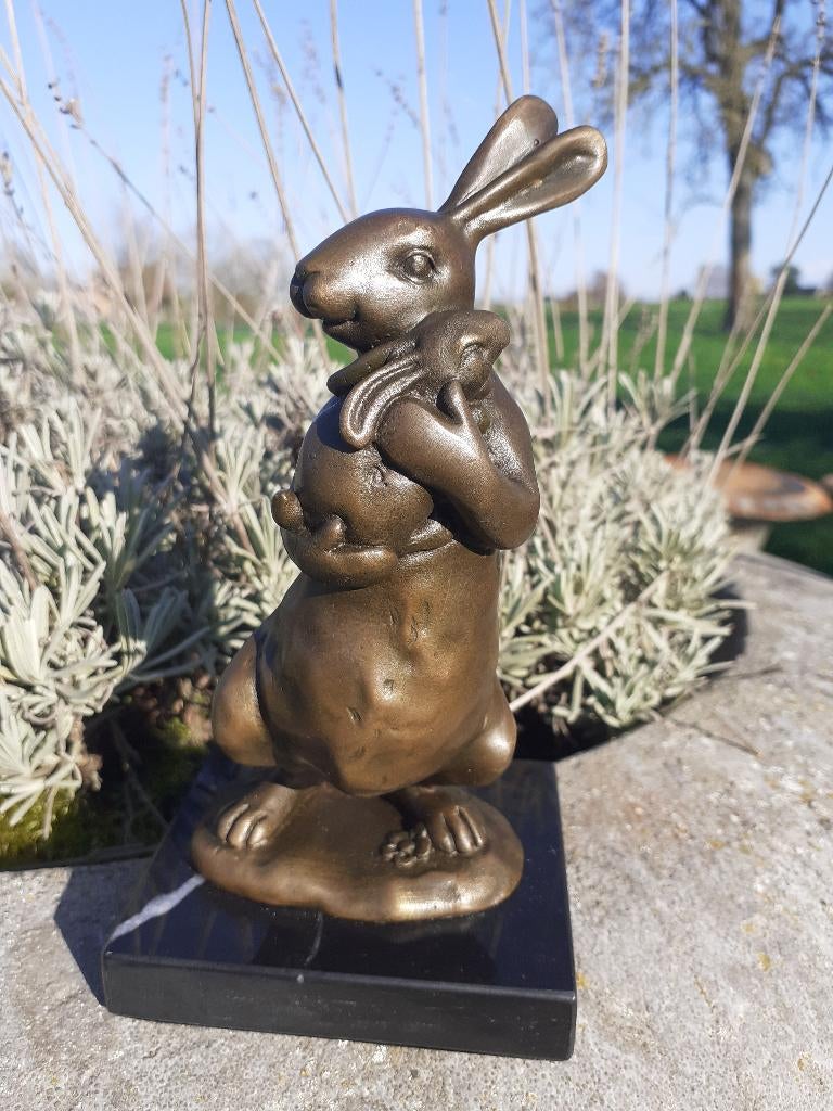 BRONZEN KONIJN EN ZIJN BABY GESIGNEERD MILO OP EEN SOKKEL, Ophalen of Verzenden, Brons