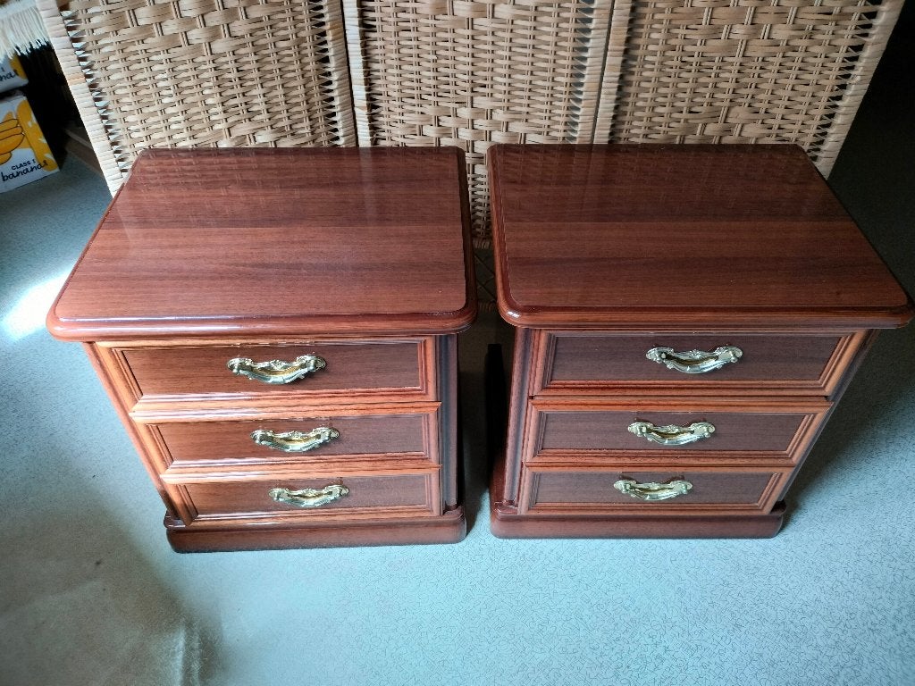 2 nachtkastjes in heel goede staat 3 schuiven B52xD42xH55cm, Enlèvement, Comme neuf