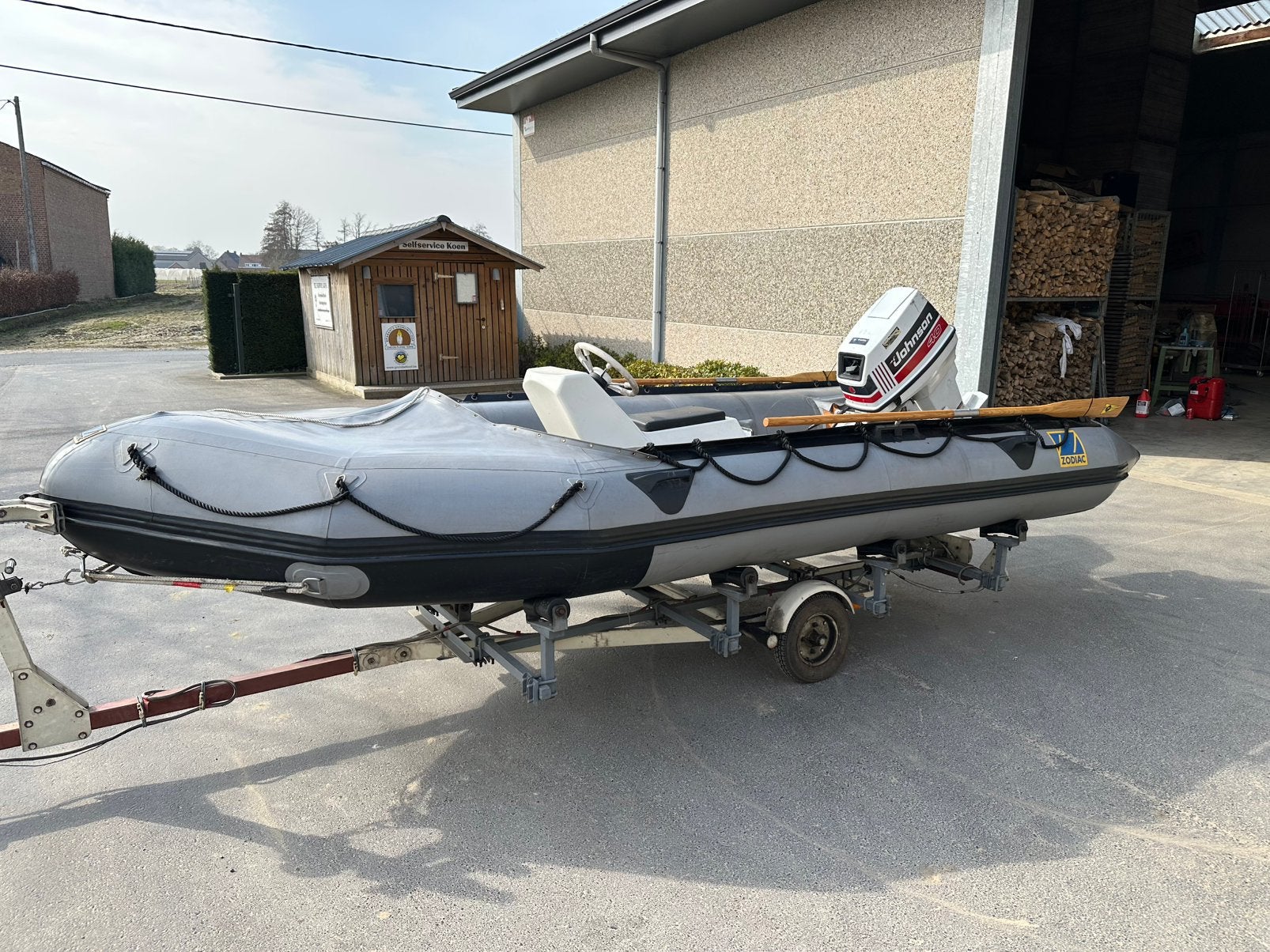 Bateau Zodiac + Johnson 40 ch + remorque à vendre, Aluminium, Comme neuf, Enlèvement, Moteur hors-bord