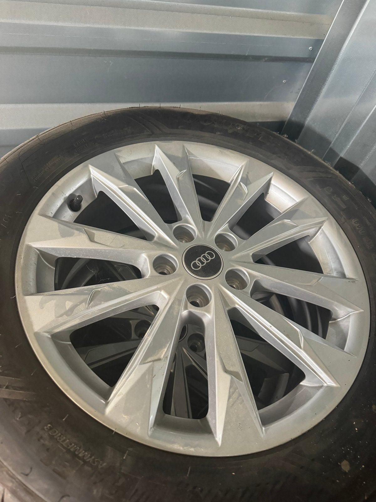 Originele Audi Q3 velgen + Goodyear banden – Nieuwstaat, Ophalen, 18 inch, Banden en Velgen, Nieuw