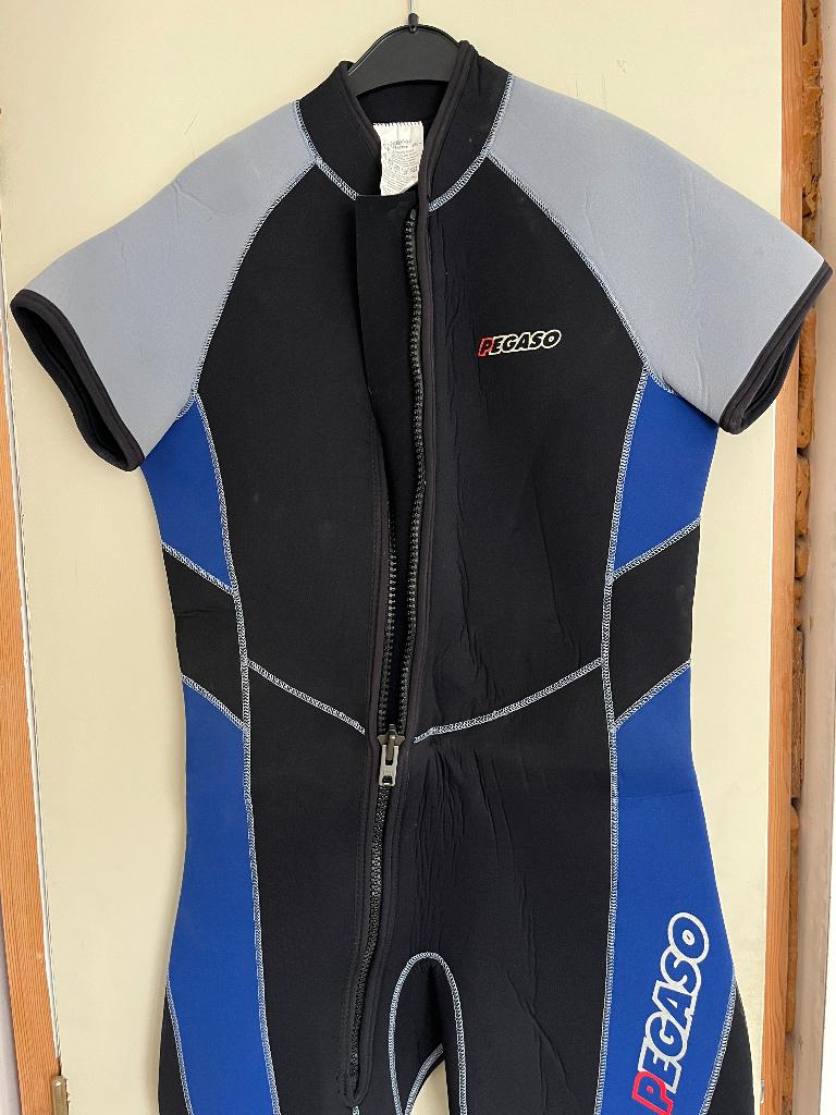 Combinaison short Néoprène 6.5 mm PEGASO COMME NEUF, Sports nautiques & Bateaux, Enlèvement, Comme neuf