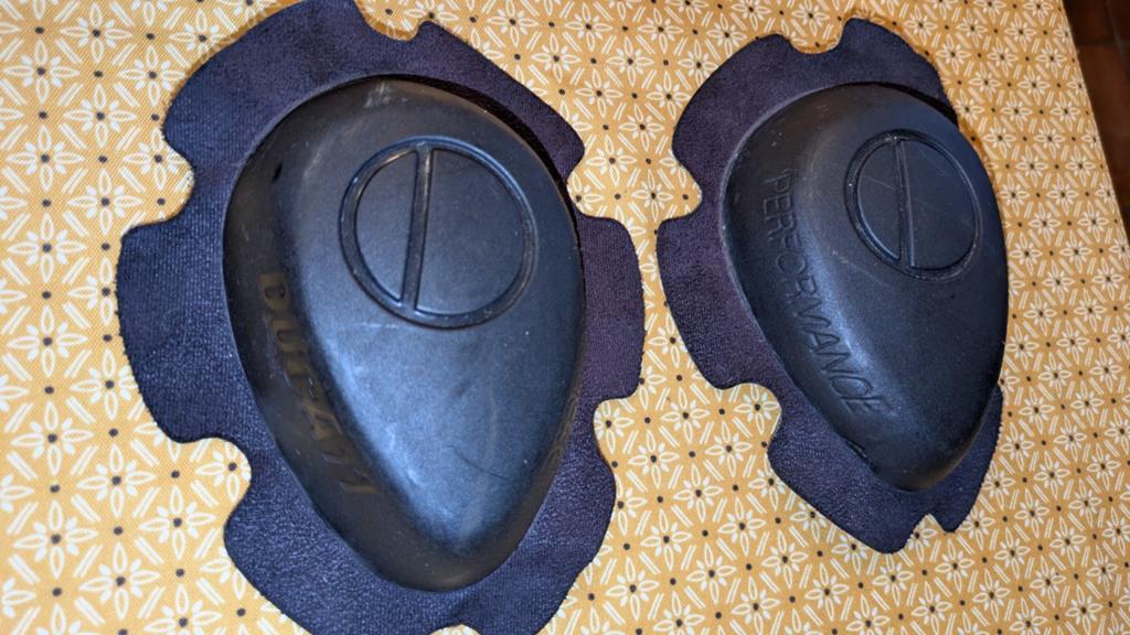 Nieuwe DUCATI sliders, Motoren, Kleding | Motorkleding