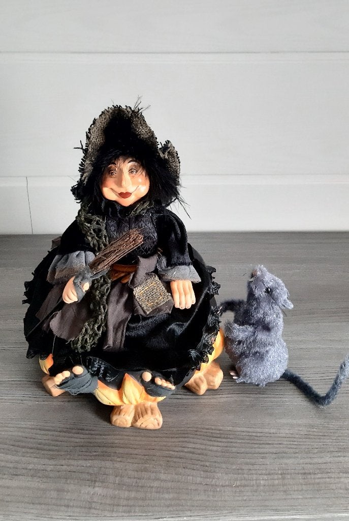 Halloweendecoratie : lieve heks (36cm)op ketel met ratje, Ophalen of Verzenden, Zo goed als nieuw, Versiering