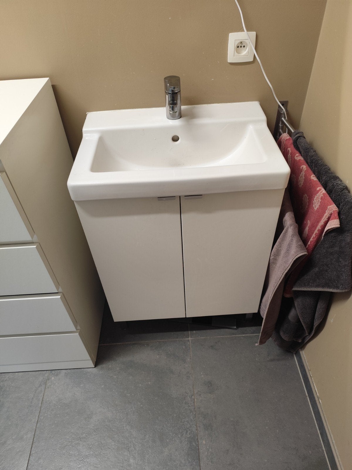 Meuble de salle de bain avec lavabo et robinet, Enlèvement