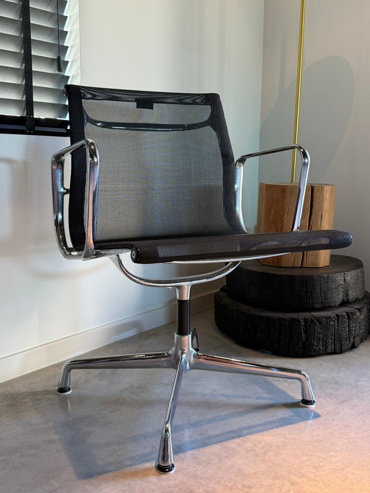 Eames EA108 draaibaar in netweave uitvoering, Ophalen, Zo goed als nieuw
