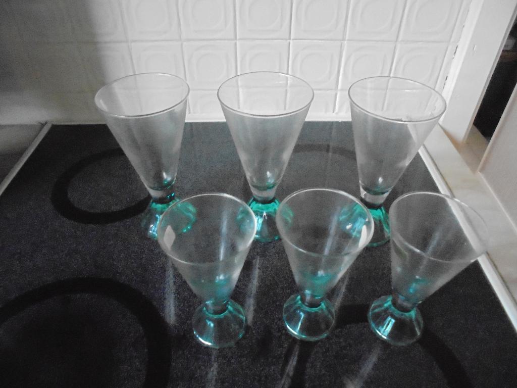 glazen set aperitief, creme..met groen voetje, Enlèvement ou Envoi