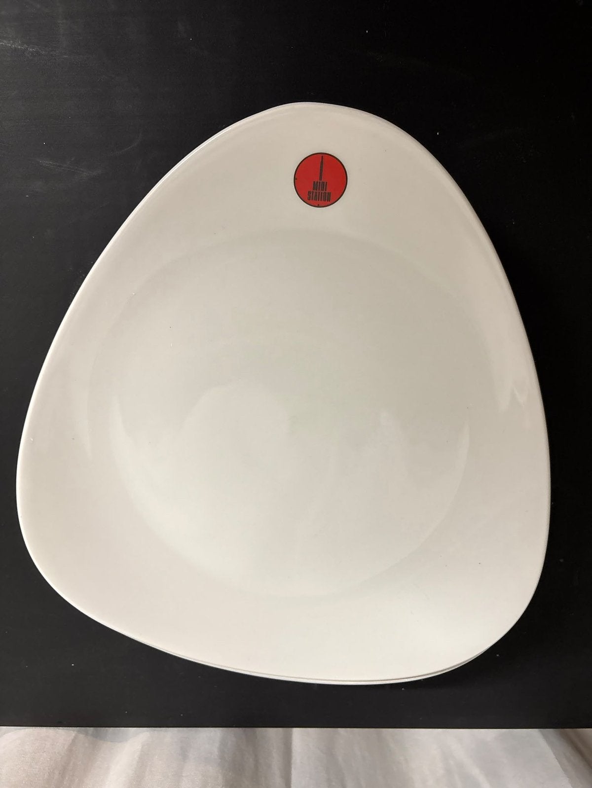 8 Assiettes blanches ovales midi station, Maison & Meubles, Enlèvement, Comme neuf