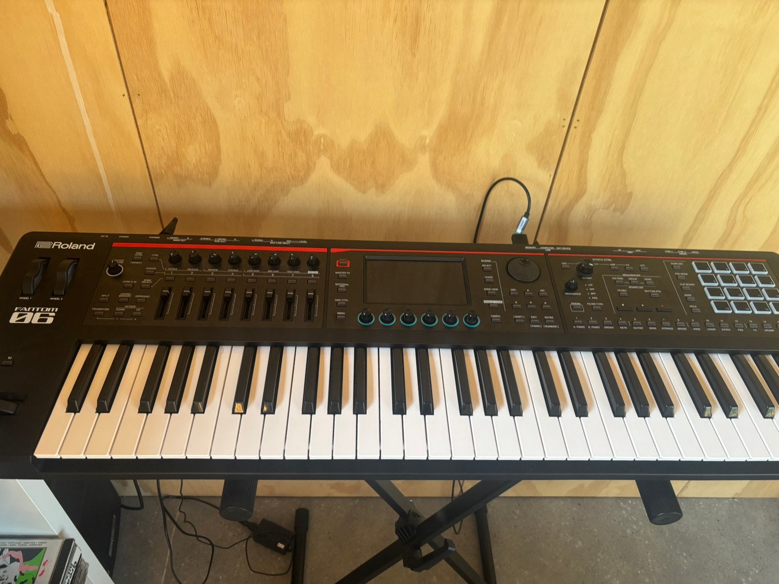 Roland Fantom 06 met flightcase op maat, Muziek en Instrumenten, Synthesizers, Ophalen, Zo goed als nieuw, Roland