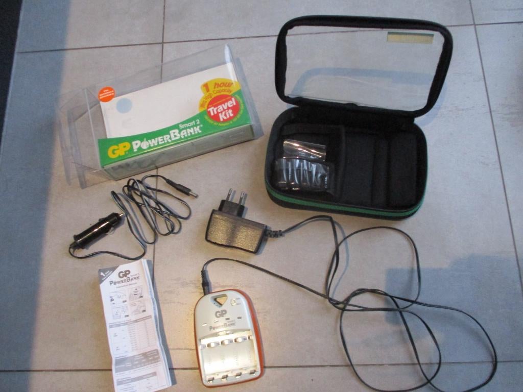 Gp powerbank batterij lader voor aa en aaa met car adapter, Ophalen of Verzenden, Zo goed als nieuw