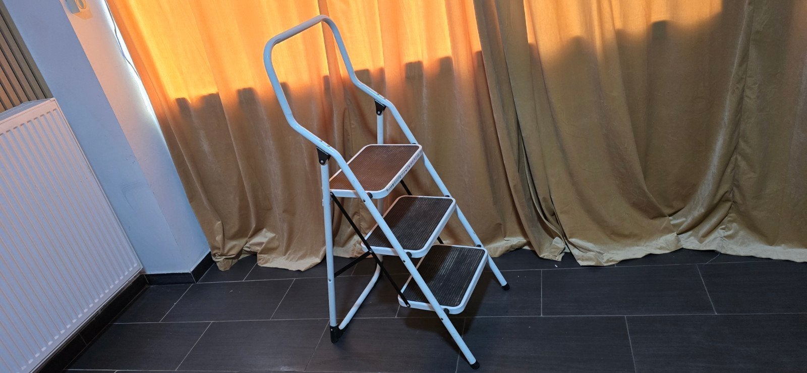 À vendre, escabeau pliable à 3 marches, pratique et facile à