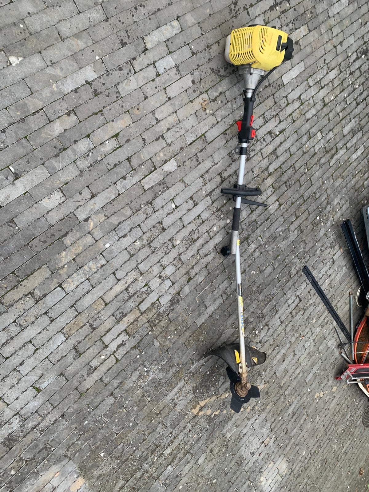 Bosmaaier met mes, Jardin & Terrasse, Débroussailleuses, Enlèvement, Comme neuf, 30 à 50 cm, Essence