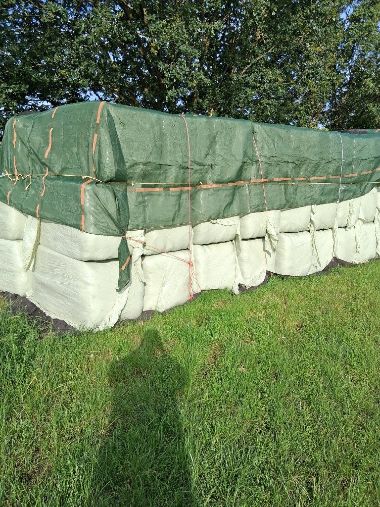 grote rechthoekige pakken hooi in plastiek, voordroog, Ophalen, Vee