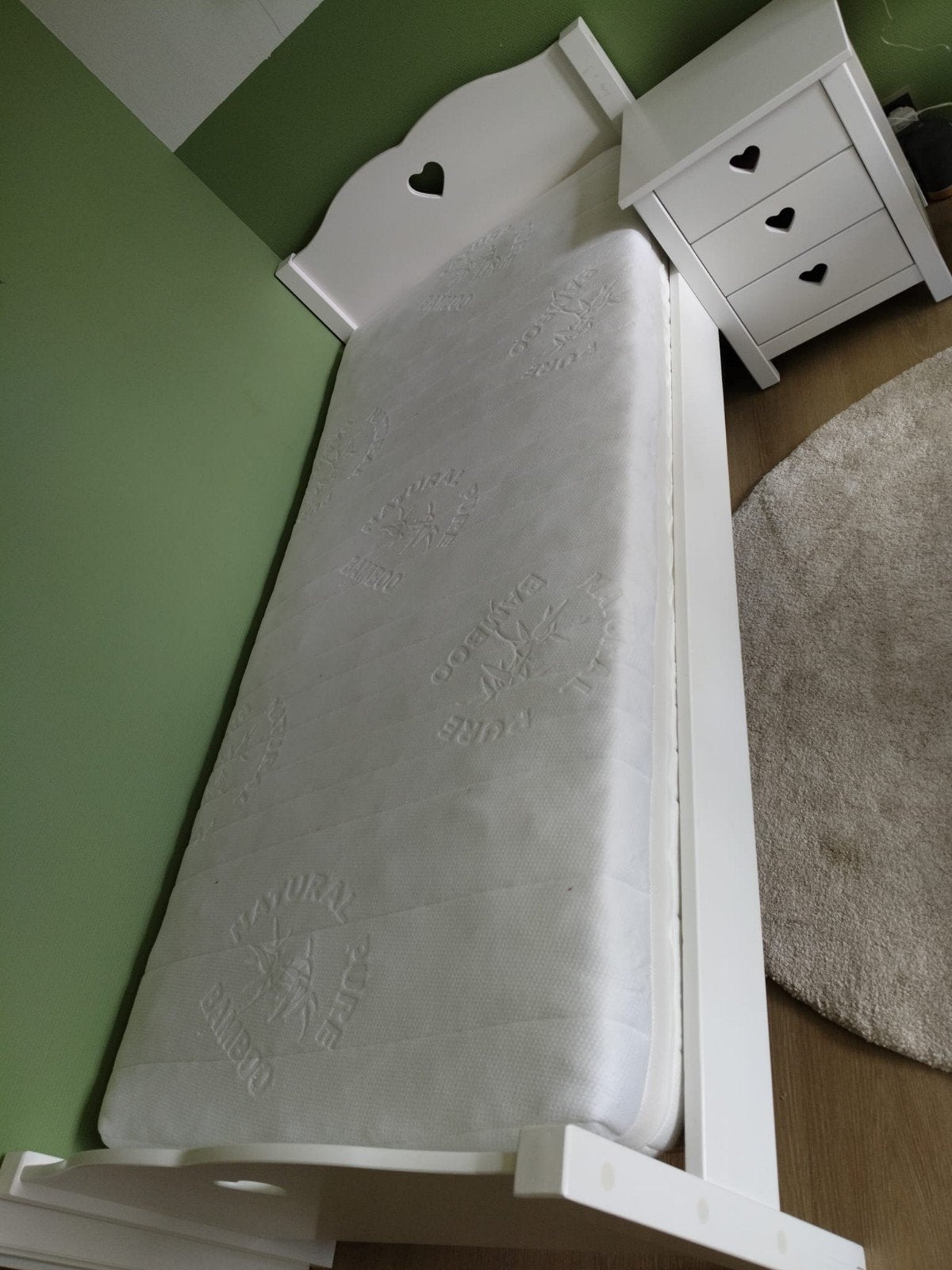 Kinderbed met nachtkastje, matras en beddengoed, Ophalen, Matras