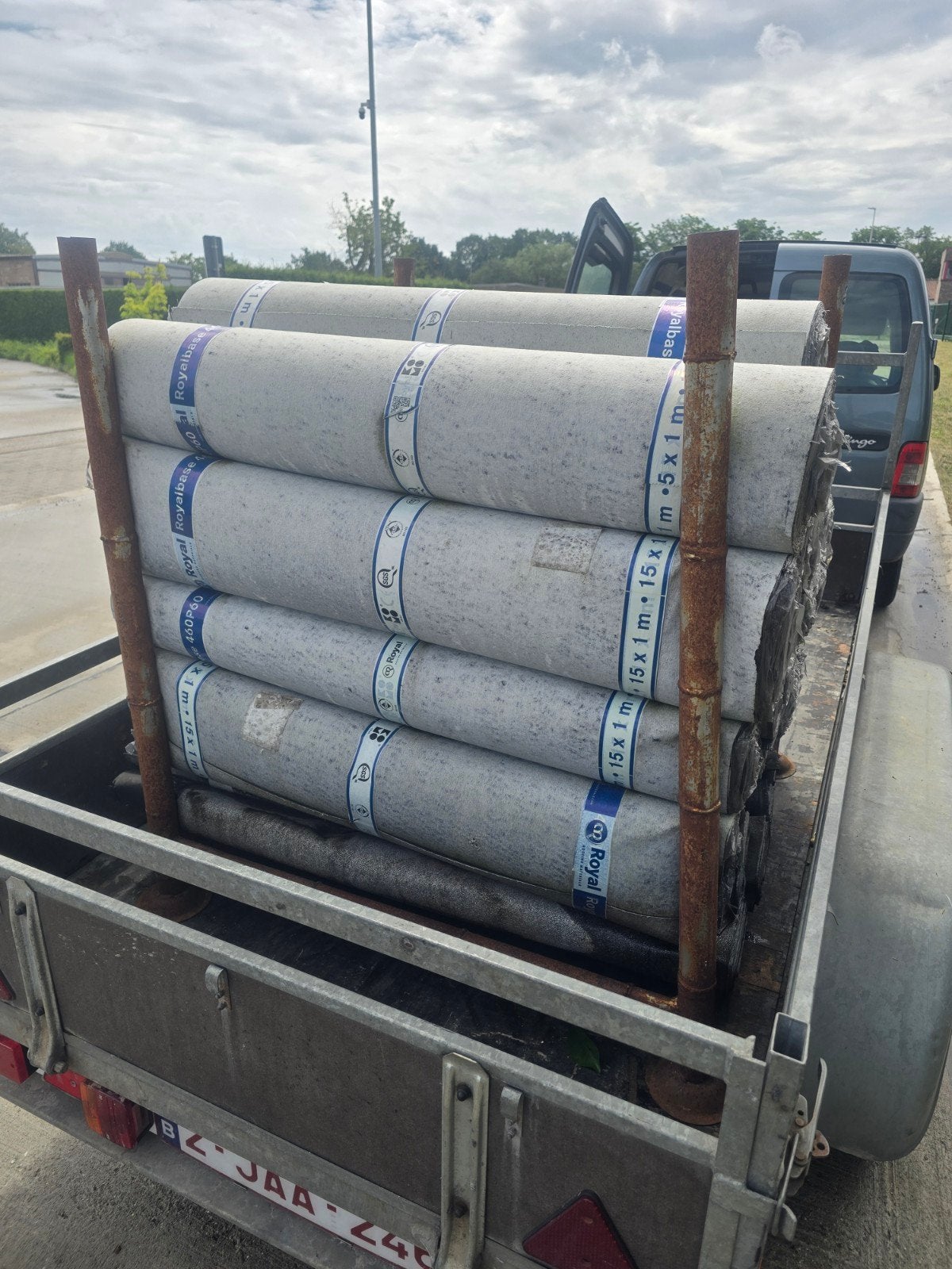 Aangeboden 1 pallet met ongeveer 23 rollen Royal roofing., Doe-het-zelf en Bouw, Ophalen