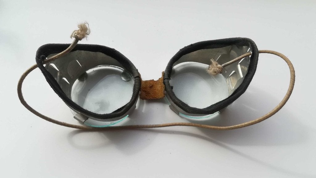 Lunettes de sécurité anciennes des années 70, Enlèvement