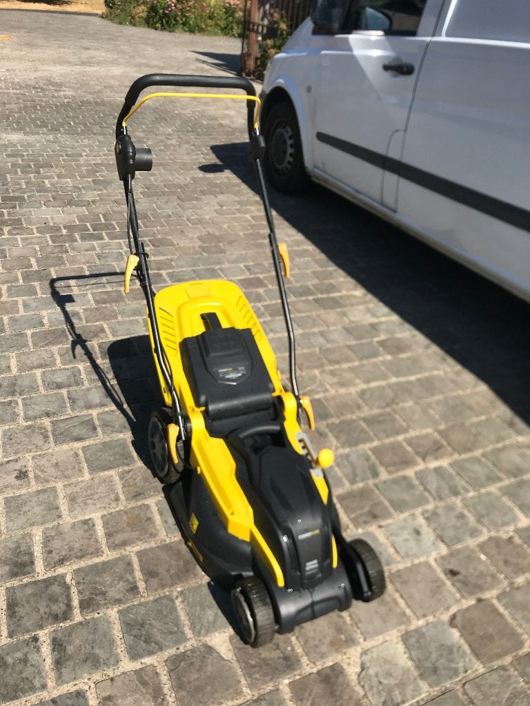 Elektrische Grasmachine, Tuin en Terras, Grasmaaiers, Ophalen, Elektrische grasmaaier, Zo goed als nieuw, 40 t/m 49 cm
