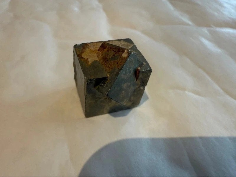 Pyrite cristaux imbriqués macle Navajún Espagne, Collections, Enlèvement ou Envoi, Minéral