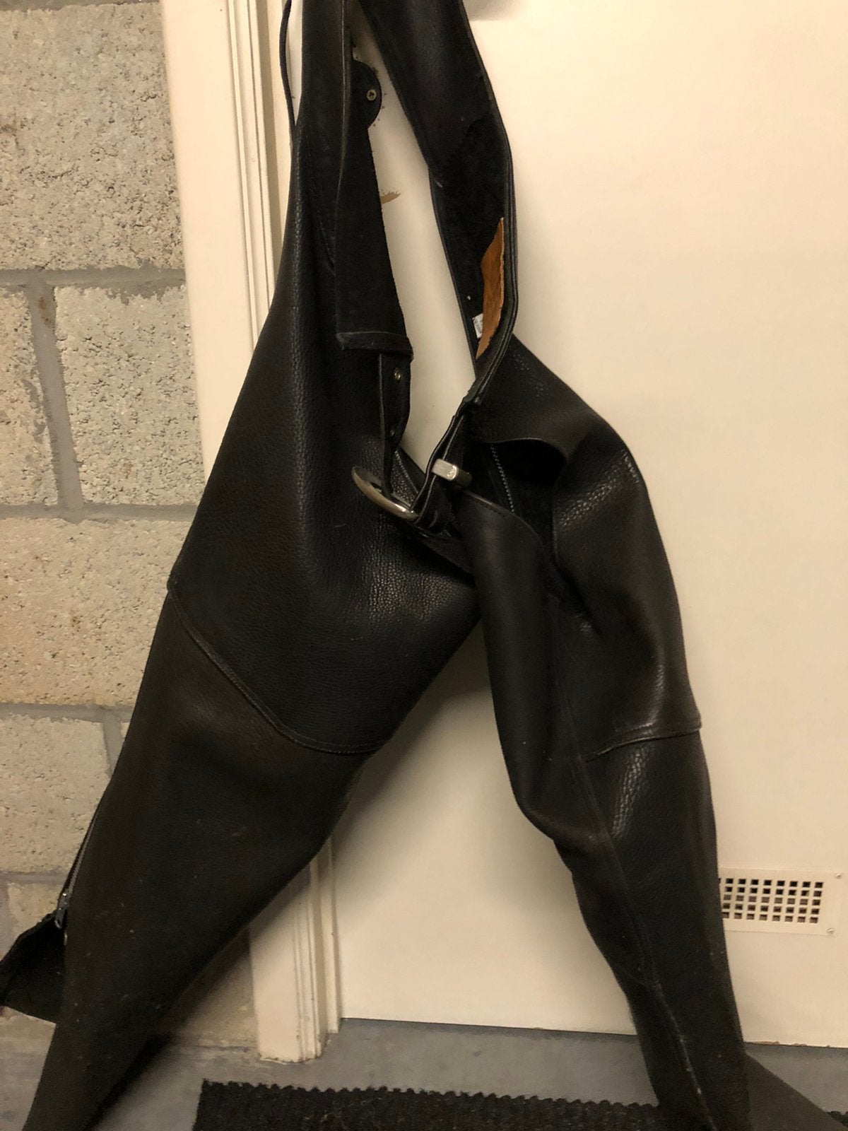 Lederen moto broek, Ophalen