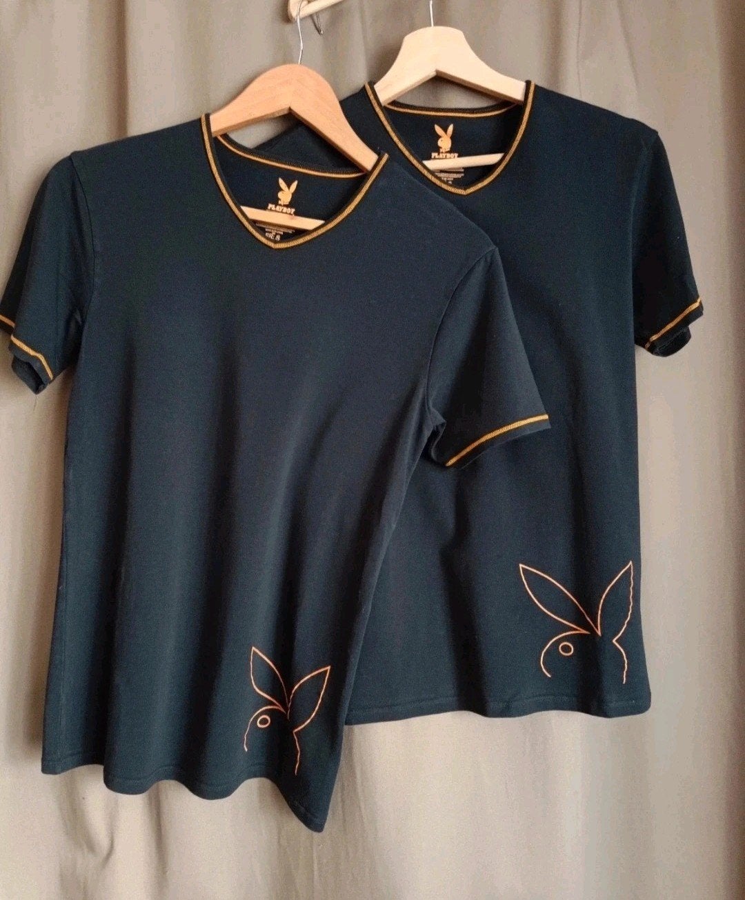 T-shirts Playboy noirs et orange 
Lot de, Vêtements | Hommes, Enlèvement ou Envoi